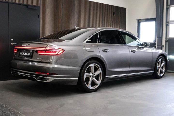 Orange Audi A8 fra 2018
