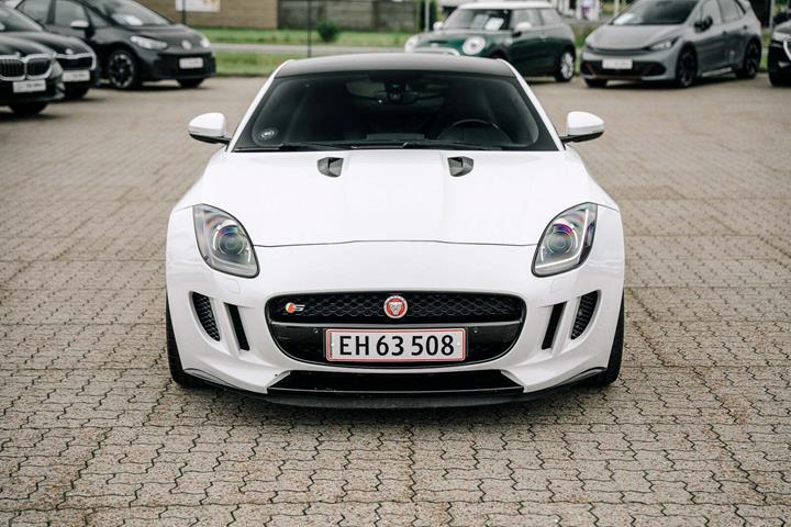 Hvid Jaguar F-Type fra 2014 set udefra