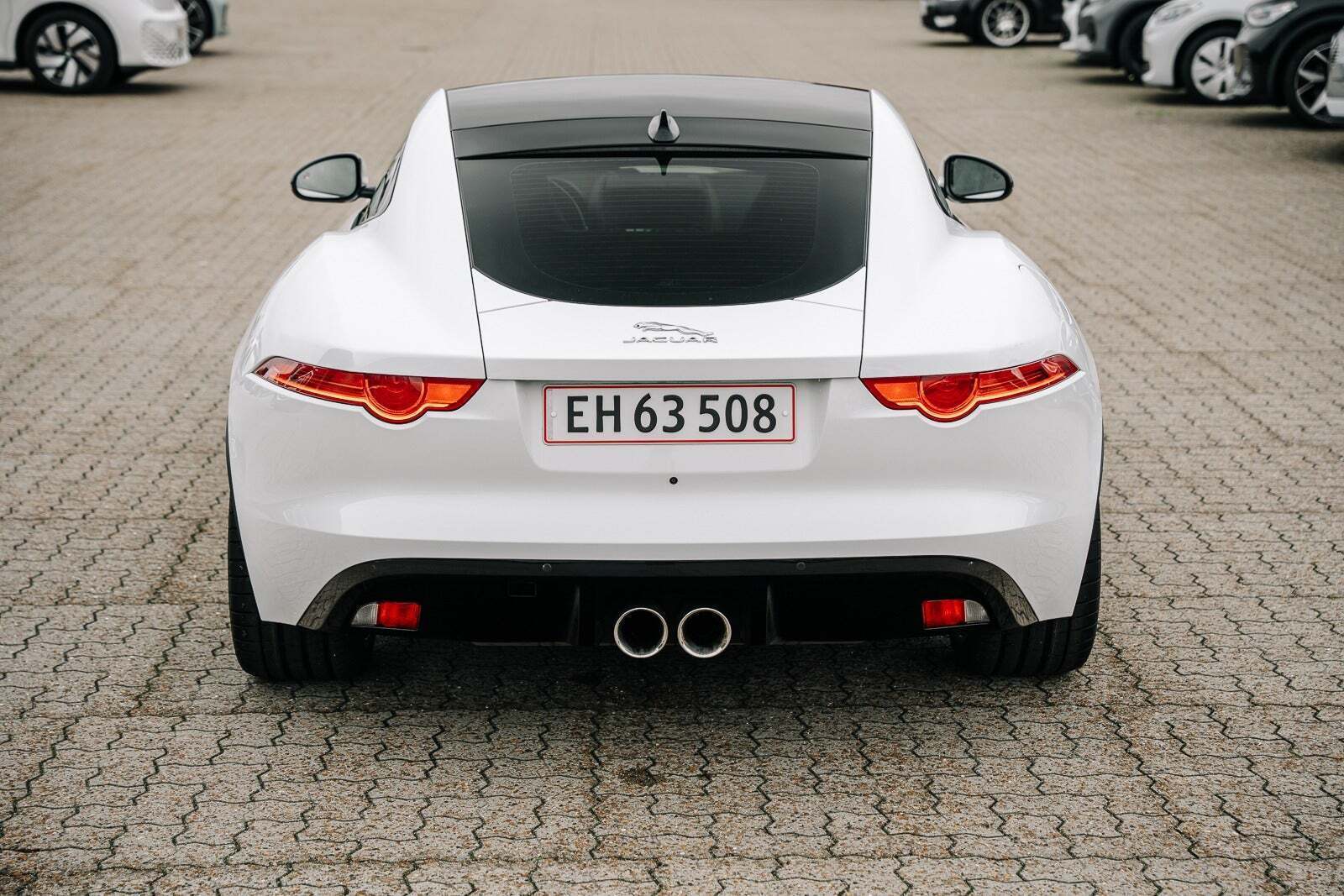 Hvid Jaguar F-Type fra 2014 set udefra