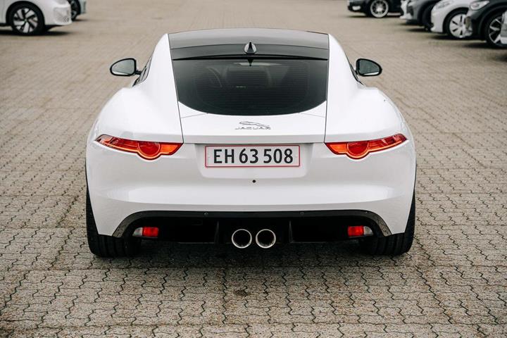 Hvid Jaguar F-Type fra 2014 set udefra