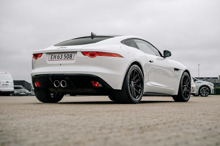 Hvid Jaguar F-Type fra 2014