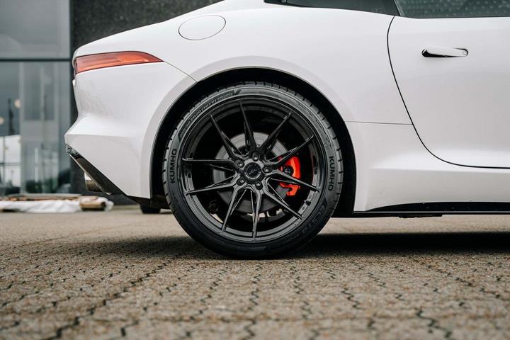 Hvid Jaguar F-Type fra 2014 set udefra