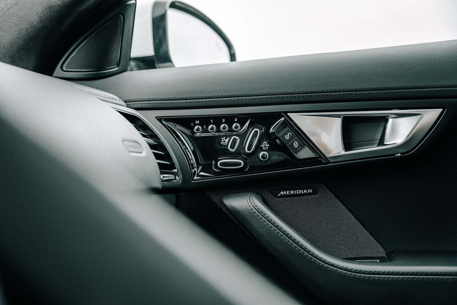 Hvid Jaguar F-Type fra 2014