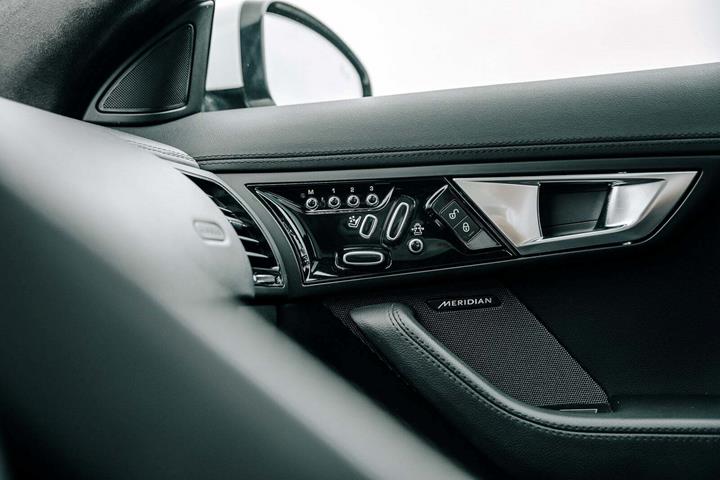 Hvid Jaguar F-Type fra 2014
