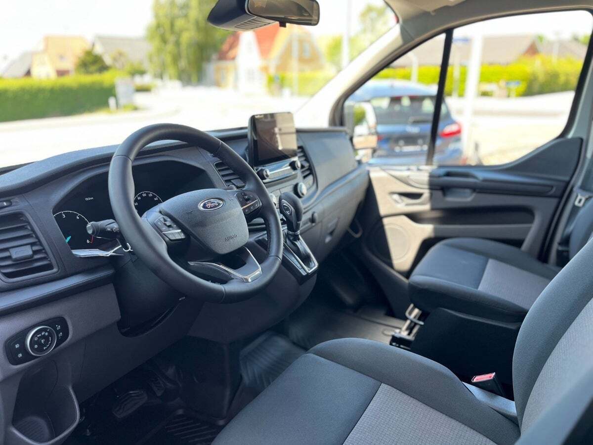 Sølv Ford Transit Custom Kombi 320L fra 2023 set indefra