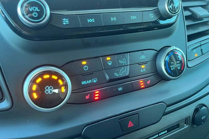 Blå Ford Transit Custom Kombi 320S fra 2023