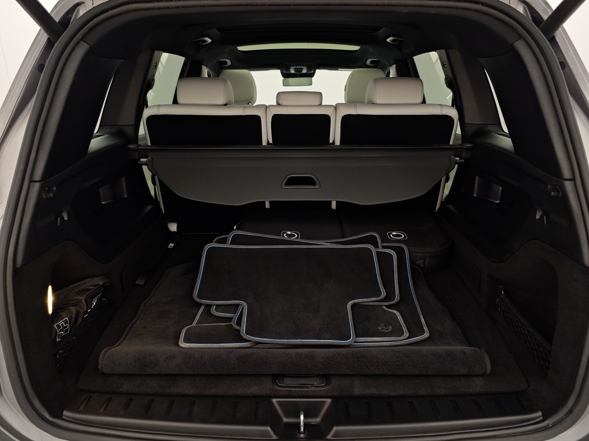 Grå Mercedes EQB 300 fra 2023