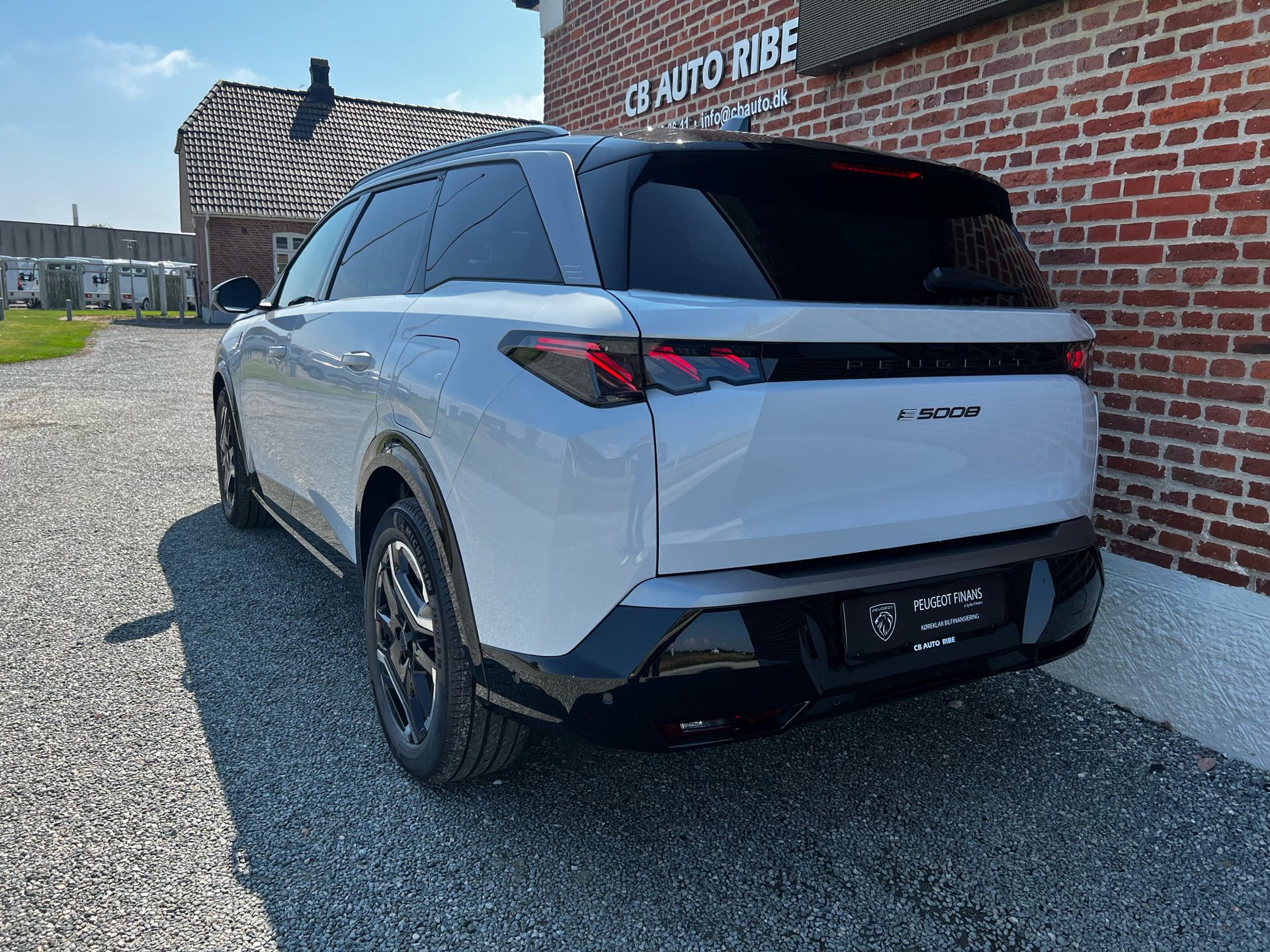 Peugeot e-5008
