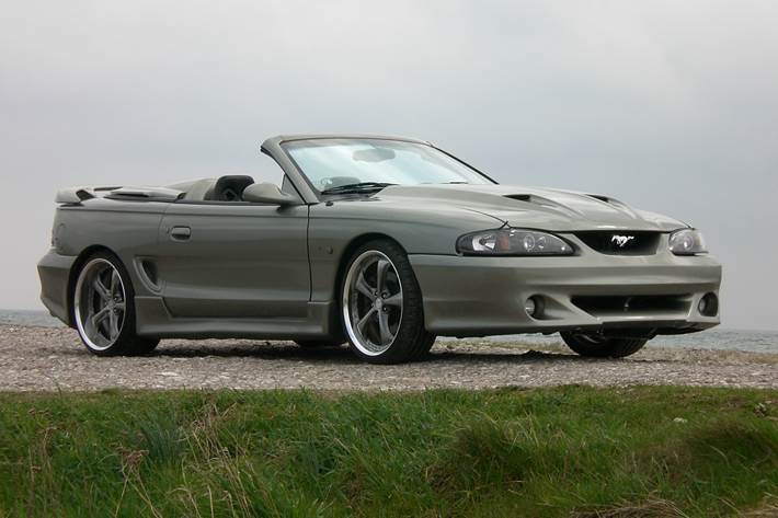 Grå Ford Mustang fra 1994