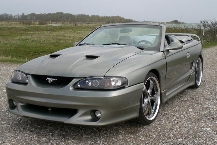Grå Ford Mustang fra 1994