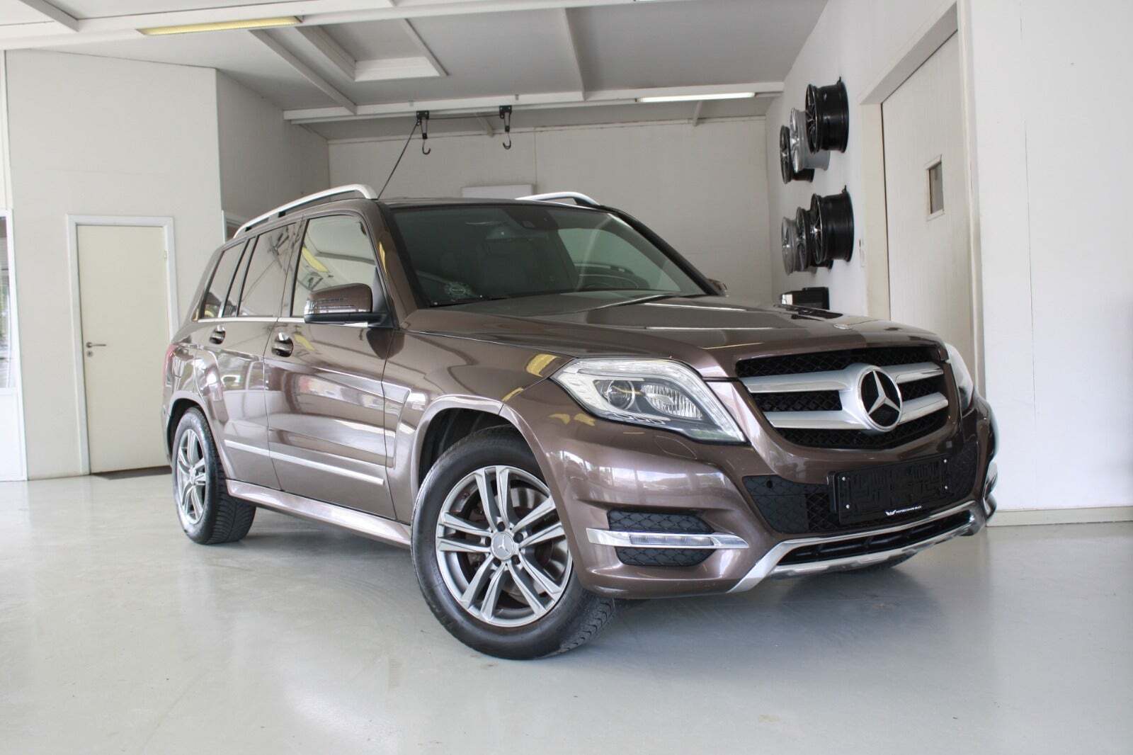 Brun Mercedes GLK350 fra 2015 set udefra
