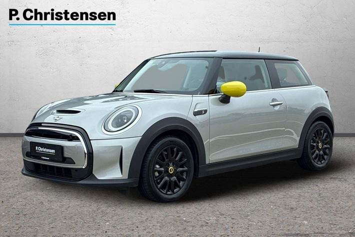 Sølv Mini Cooper SE fra 2023 set udefra