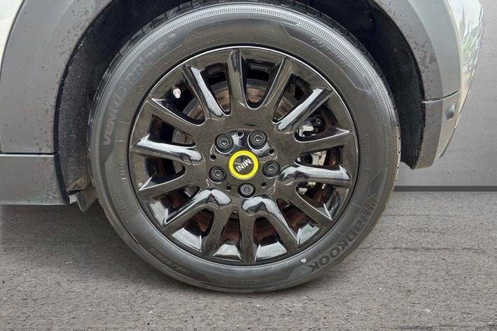 Sølv Mini Cooper SE fra 2023