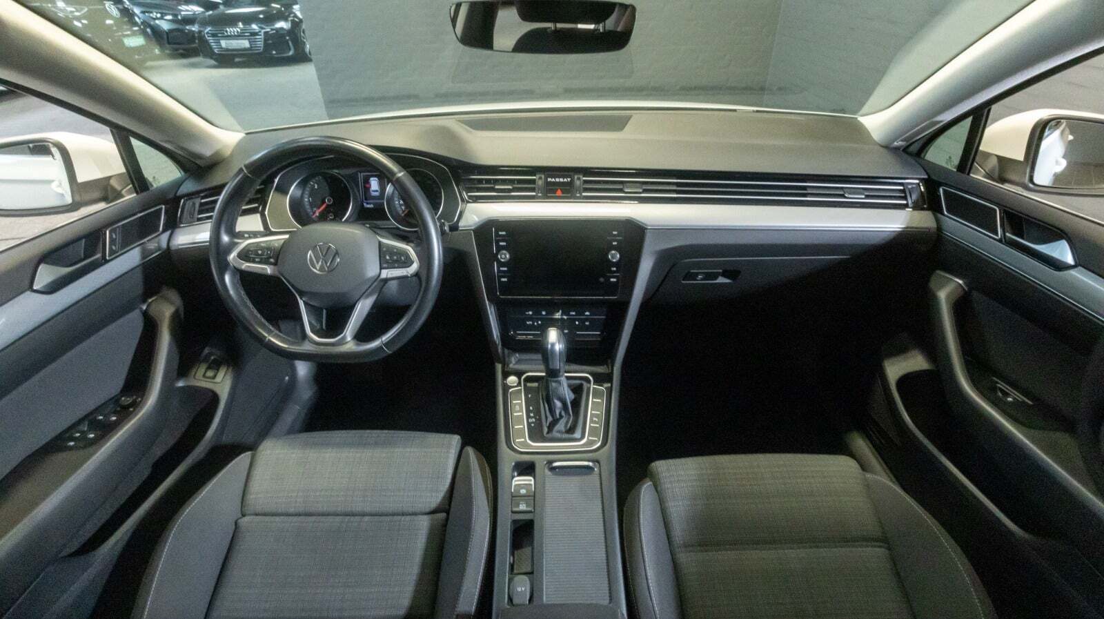 Hvid VW Passat fra 2022