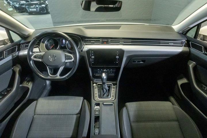 Hvid VW Passat fra 2022