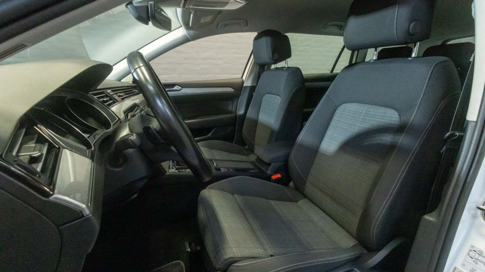 Hvid VW Passat fra 2022