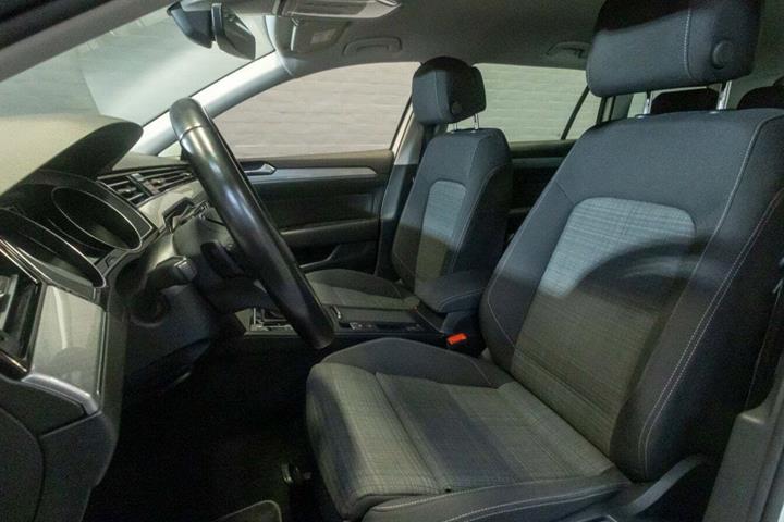 Hvid VW Passat fra 2022