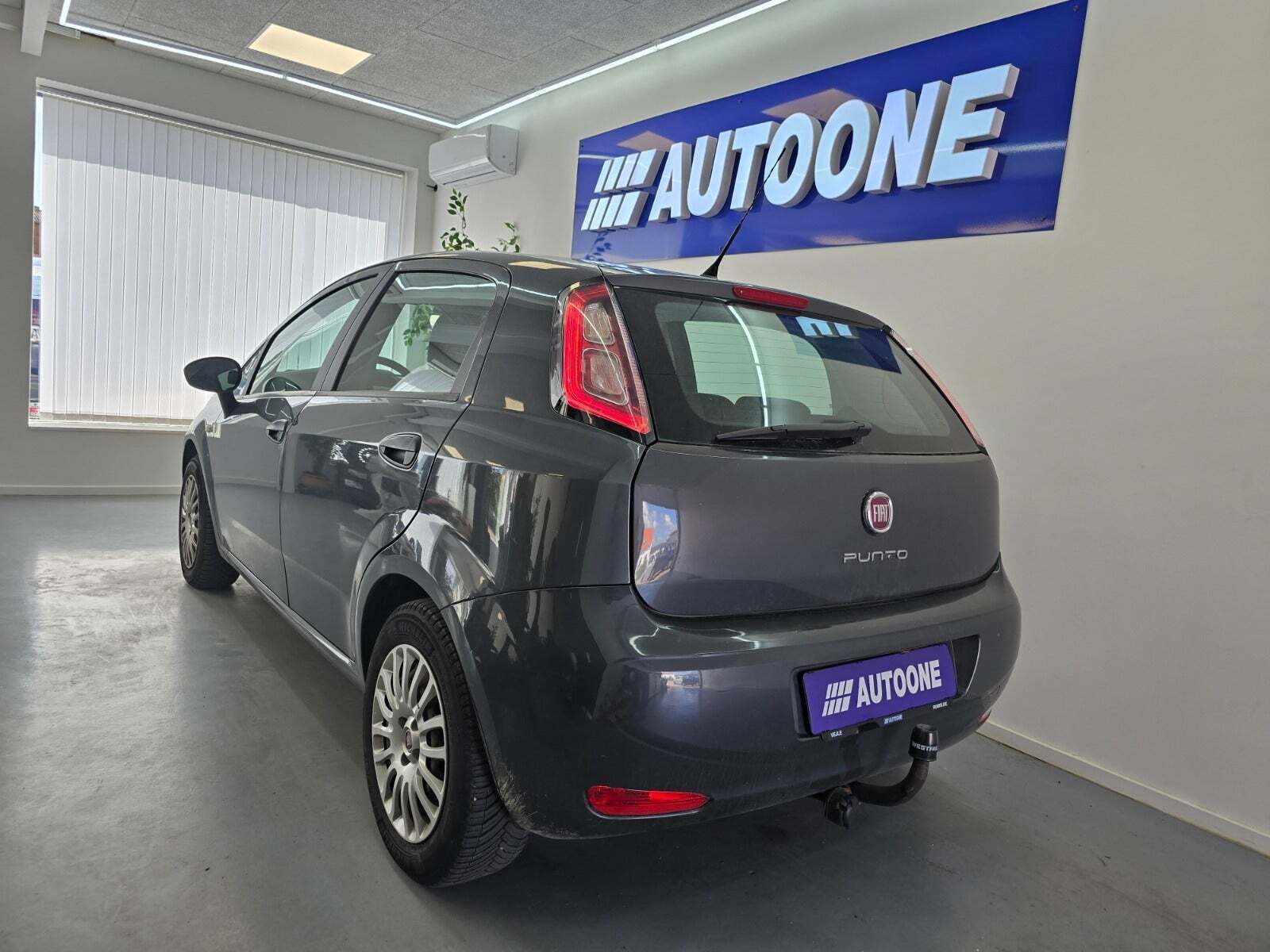 Grå Fiat Punto fra 2013