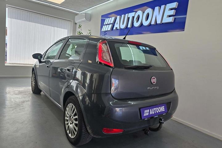 Grå Fiat Punto fra 2013