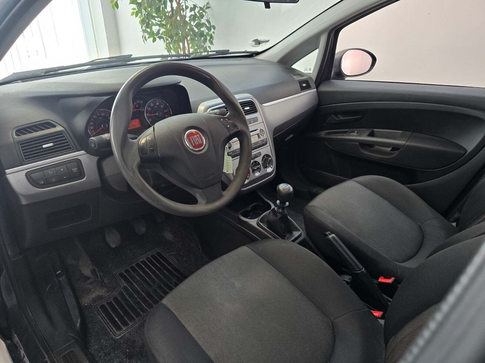 Grå Fiat Punto fra 2013