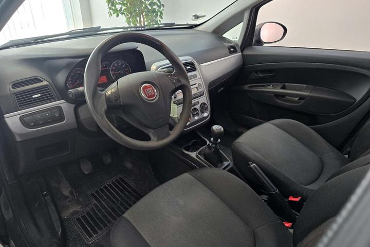 Grå Fiat Punto fra 2013