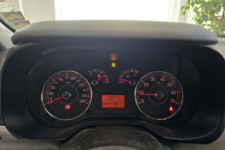 Grå Fiat Punto fra 2013