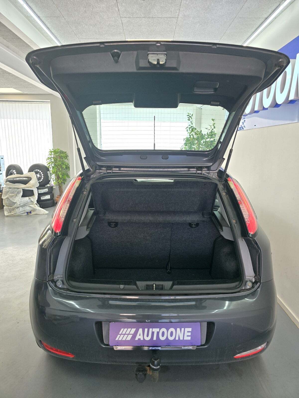 Grå Fiat Punto fra 2013 set indefra