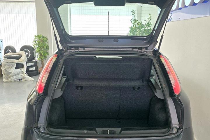 Grå Fiat Punto fra 2013 set indefra