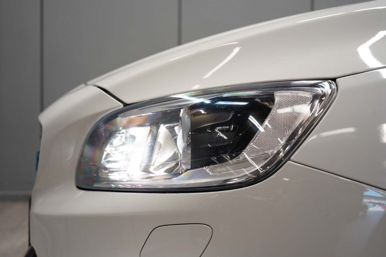 Hvid Volvo V60 fra 2017