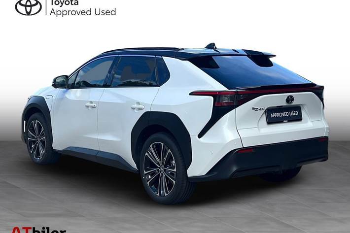 Hvid Toyota BZ4X fra 2024