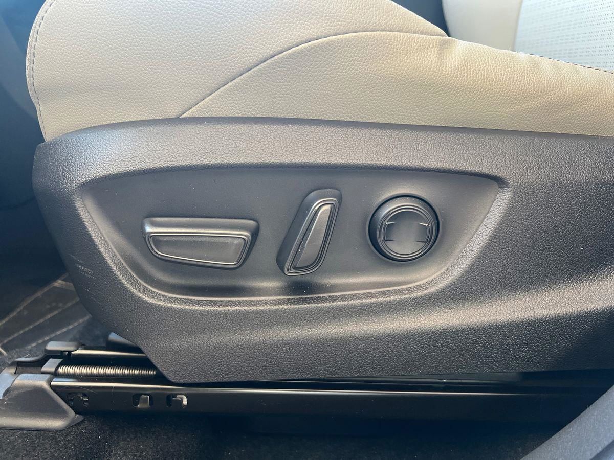 Hvid Toyota BZ4X fra 2024