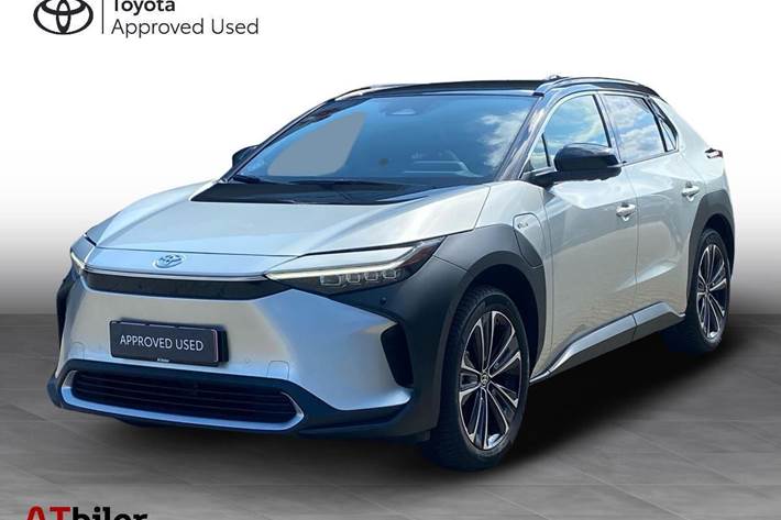 Sølv Toyota BZ4X fra 2024 set udefra