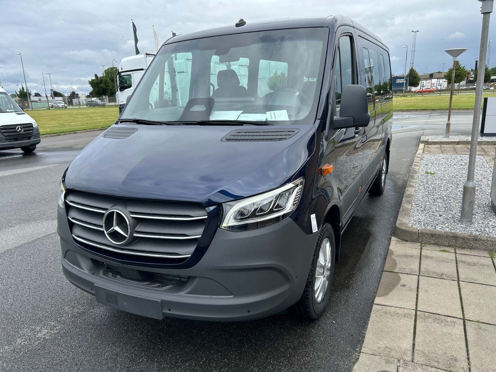Blå Mercedes Sprinter 319 fra 2024 set udefra