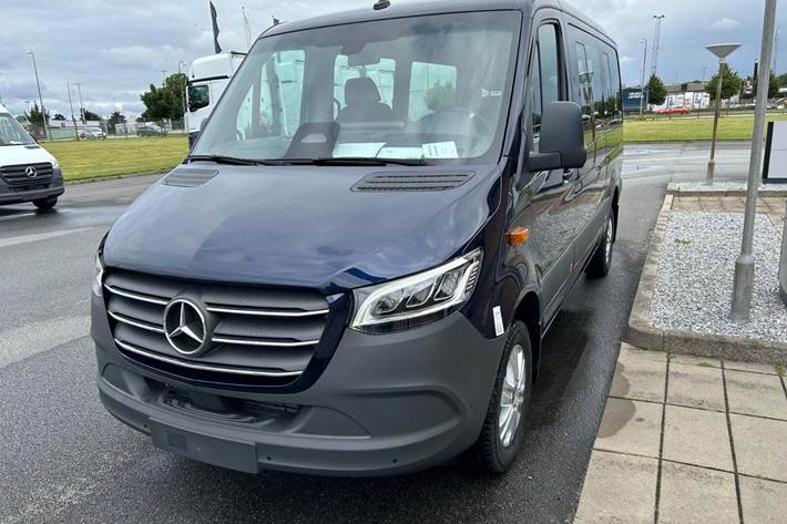 Blå Mercedes Sprinter 319 fra 2024 set udefra