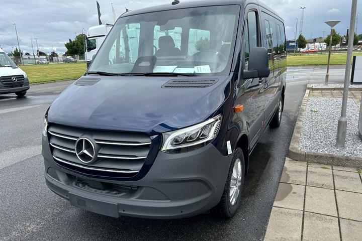 Blå Mercedes Sprinter 319 fra 2024 set udefra