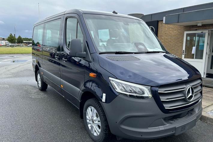 Blå Mercedes Sprinter 319 fra 2024 set udefra
