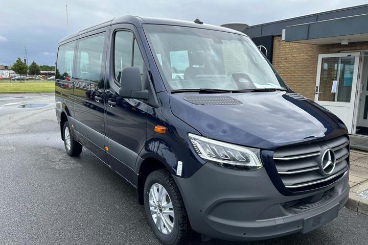 Blå Mercedes Sprinter 319 fra 2024 set udefra