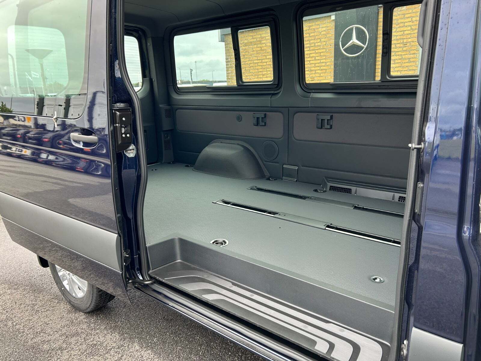 Blå Mercedes Sprinter 319 fra 2024 set udefra