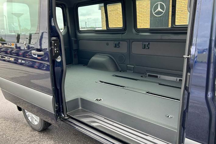 Blå Mercedes Sprinter 319 fra 2024 set udefra