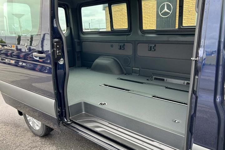 Blå Mercedes Sprinter 319 fra 2024 set udefra