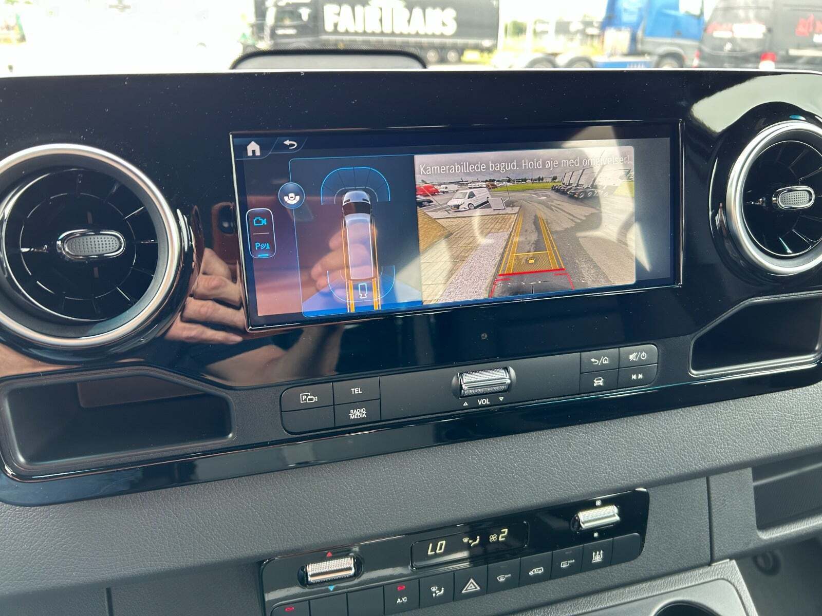 Blå Mercedes Sprinter 319 fra 2024 set indefra