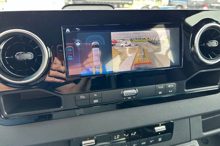 Blå Mercedes Sprinter 319 fra 2024 set indefra