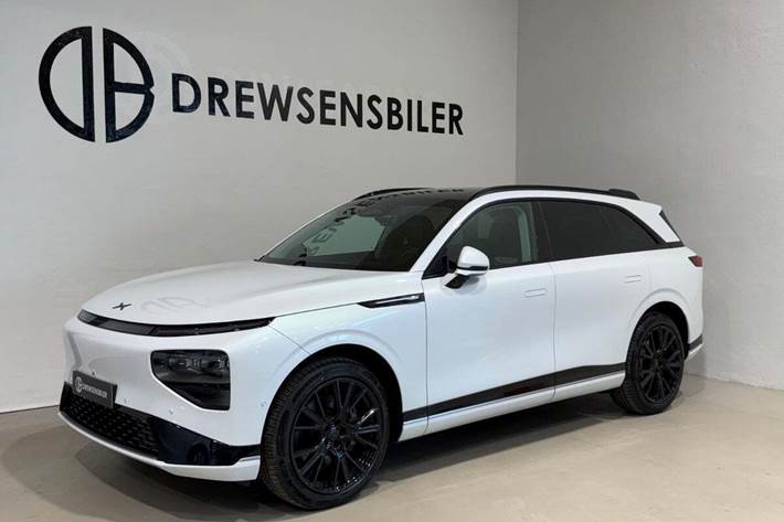 Hvid Xpeng G9 fra 2023 set udefra