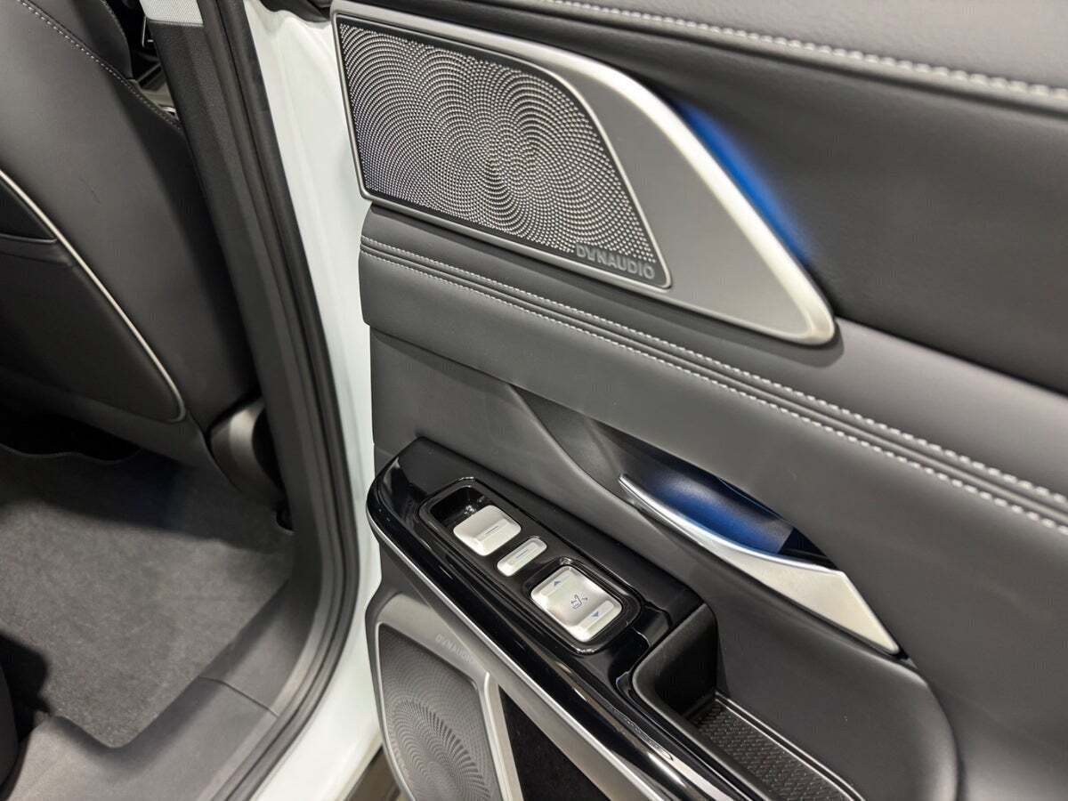 Hvid Xpeng G9 fra 2023