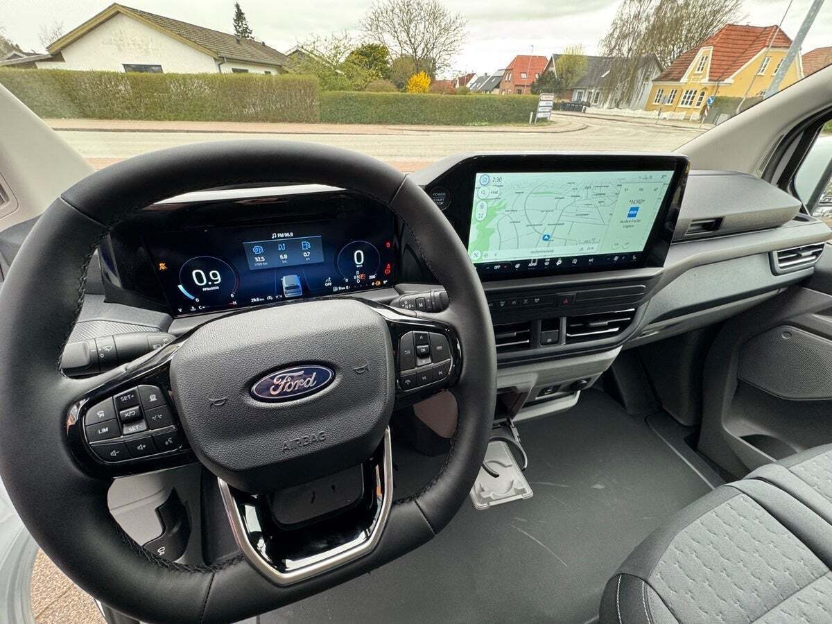 Hvid Ford Transit Custom 320L fra 2025