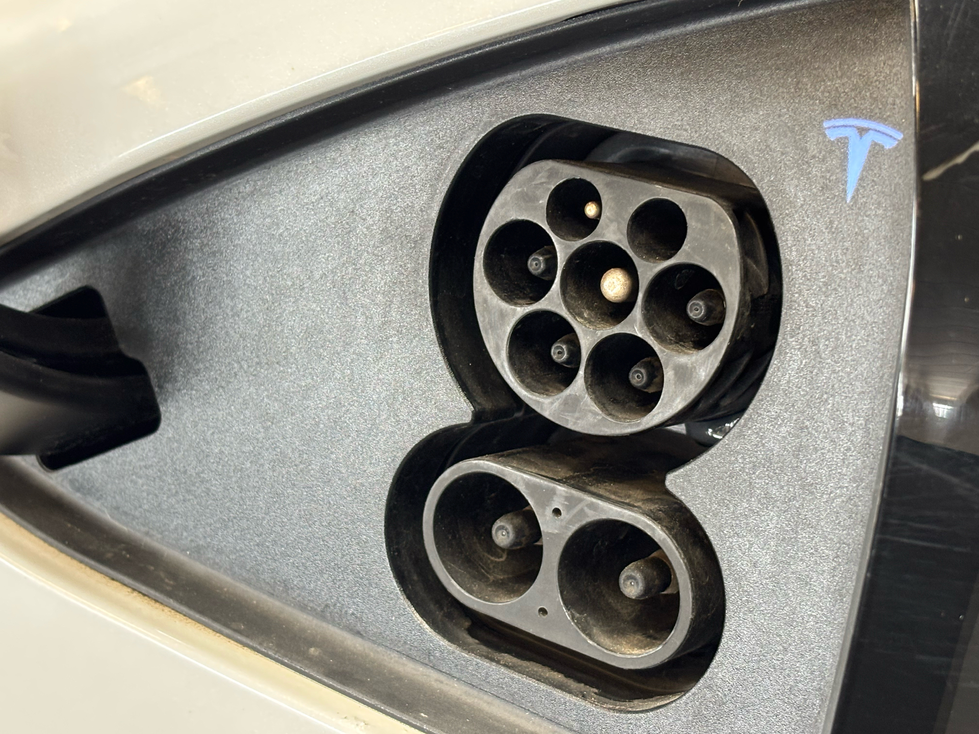 Hvid Tesla Model S fra 2023 set udefra