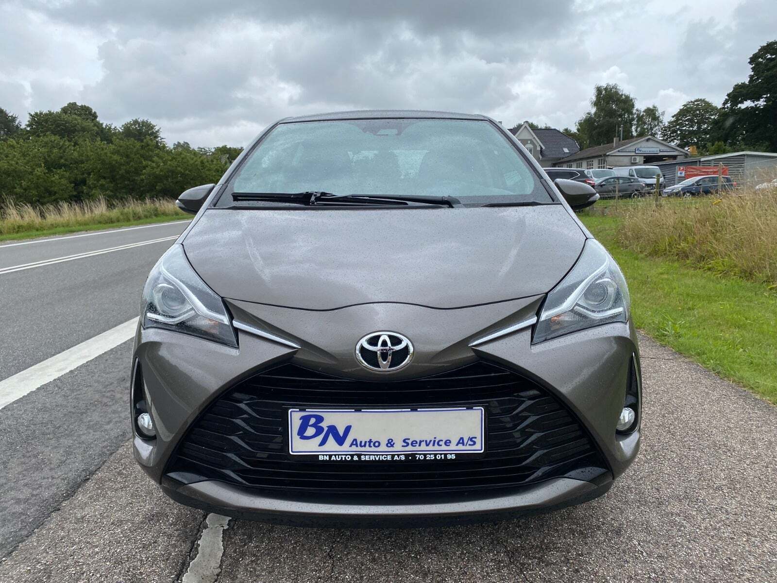 Grå Toyota Yaris fra 2019