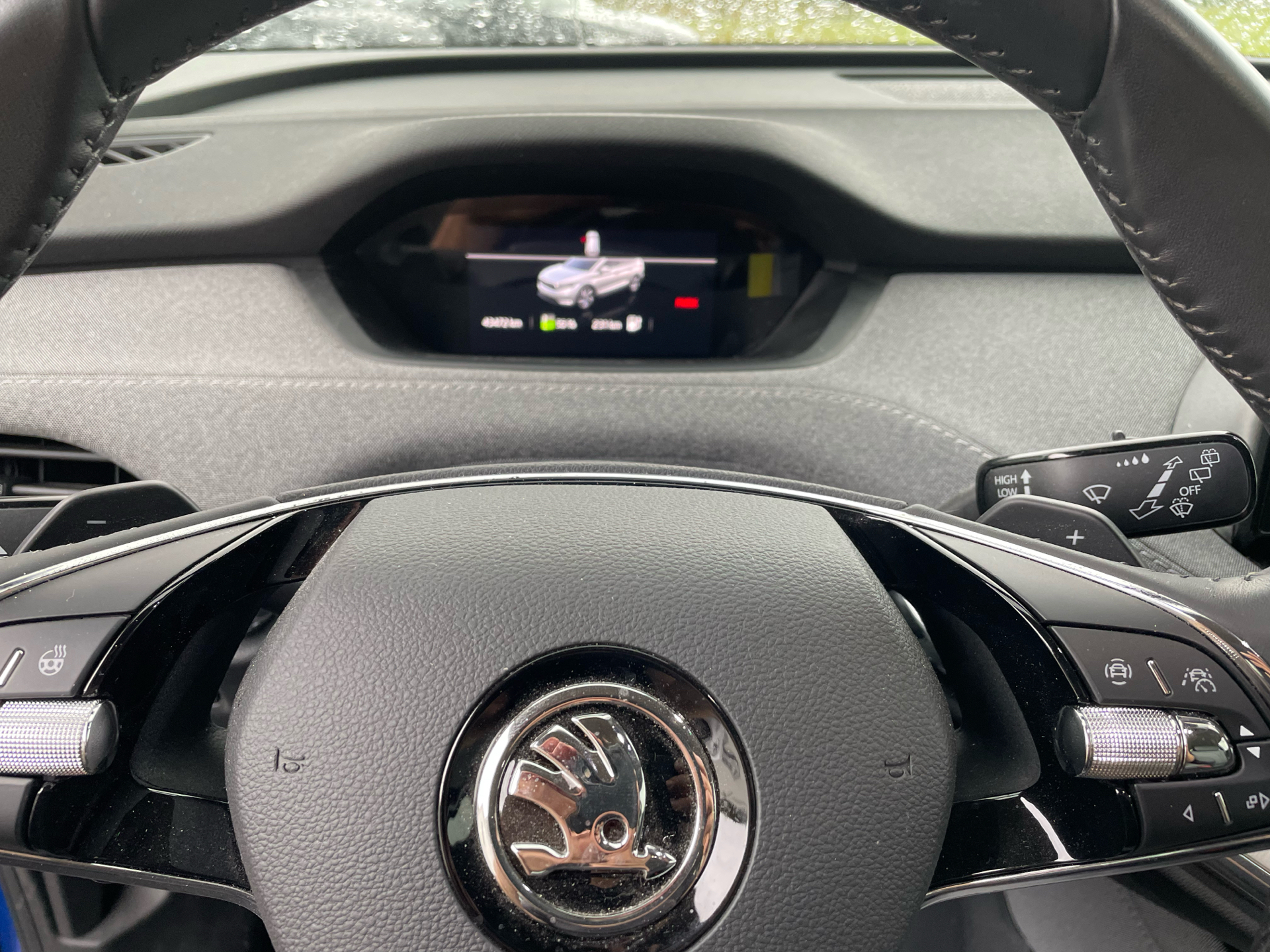 Blå Skoda Enyaq iV fra 2021