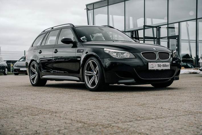 Hvid BMW M5 fra 2007 set udefra