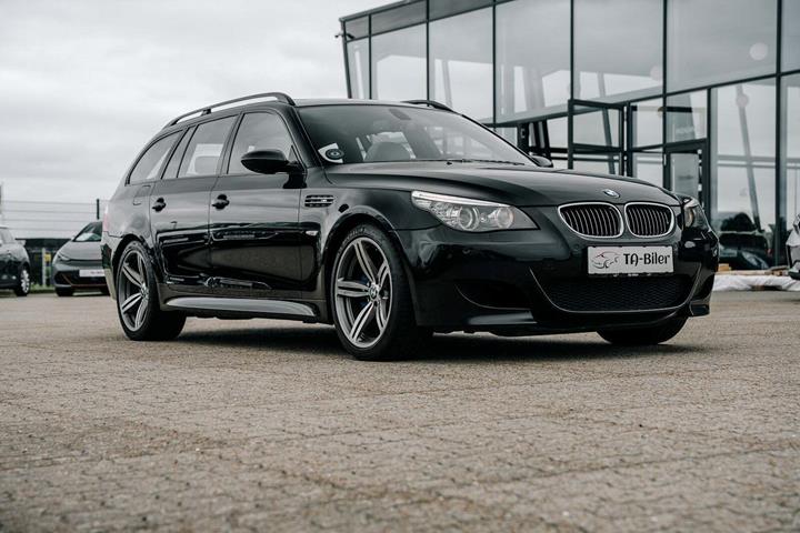 Hvid BMW M5 fra 2007 set udefra